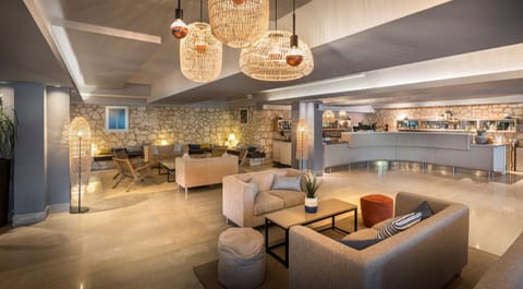 2 bars/lounges