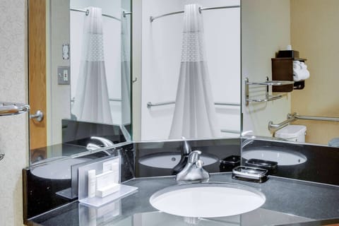 Combined shower/tub, free toiletries, hair dryer, towels