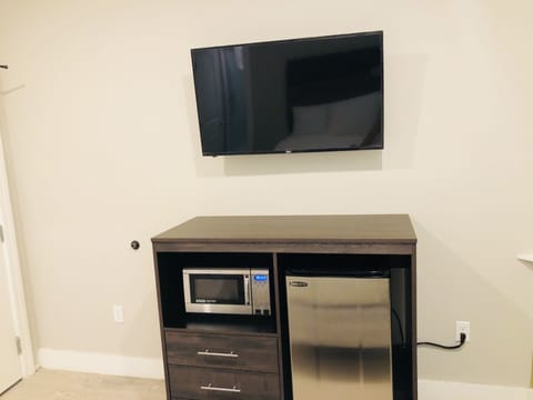 Standard Room, 1 Queen Bed, Private Bathroom | Mini-refrigerator