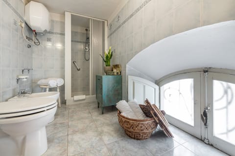 Economy Double or Twin Room | Bathroom | Free toiletries, hair dryer, bidet, towels