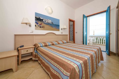 Standard Room, 1 Double Bed | Premium bedding, in-room safe, desk, cribs/infant beds