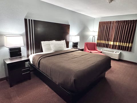 Standard Room, 1 King Bed, Non Smoking | Blackout drapes, iron/ironing board, rollaway beds, free WiFi