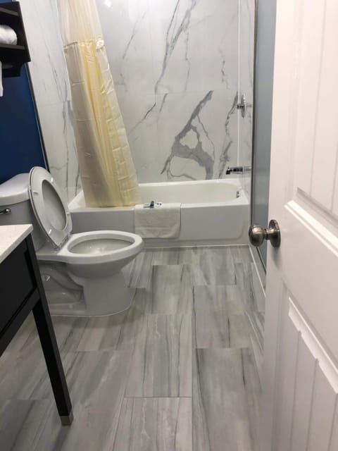 Combined shower/tub, deep soaking tub, free toiletries, hair dryer