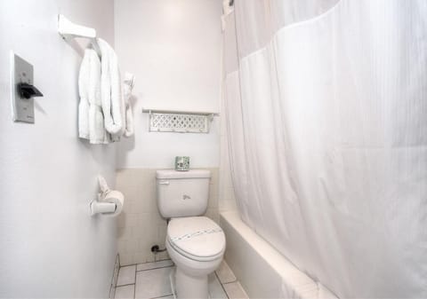 Combined shower/tub, deep soaking tub, free toiletries, hair dryer