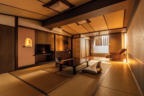 Premier Room, Non Smoking, Bathtub | Minibar, in-room safe
