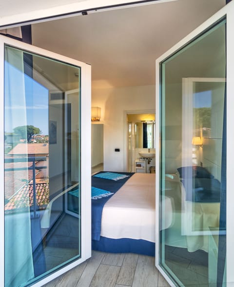Deluxe Double Room, Pool View | Minibar, in-room safe, desk, soundproofing