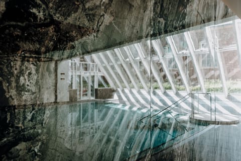 Indoor pool, sun loungers