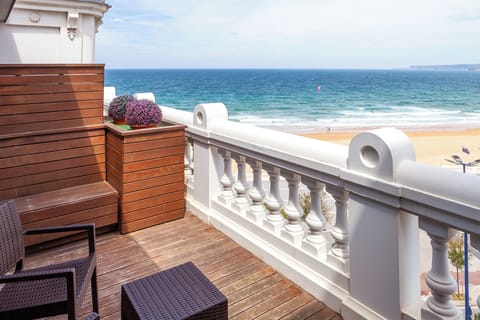 Double Room, 1 Queen Bed, Terrace, Beach View | Minibar, in-room safe, desk, laptop workspace