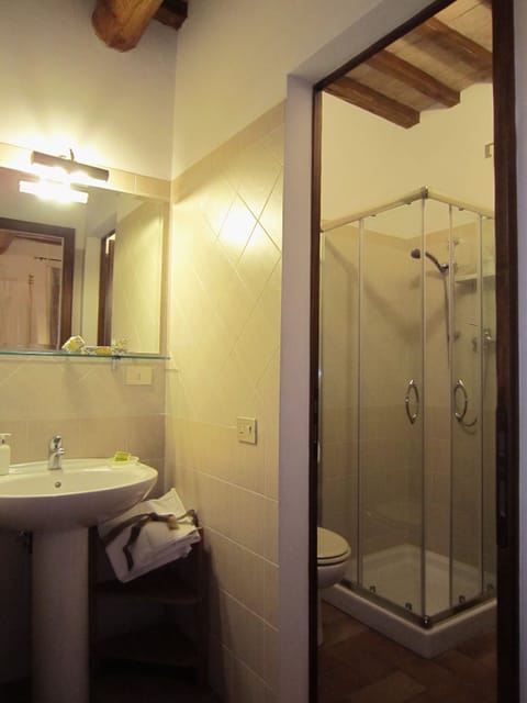 Double Room | Bathroom | Shower, rainfall showerhead, free toiletries, bidet