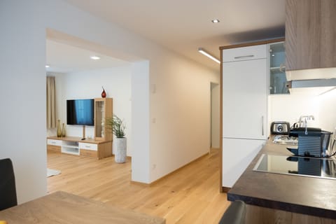 Deluxe Apartment, 1 Schlafzimmer | Living area | Flat-screen TV