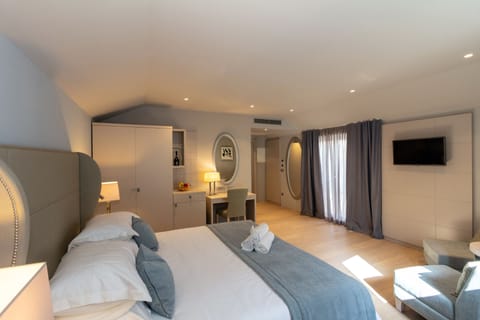 Deluxe Double Room, Courtyard View | Premium bedding, minibar, in-room safe, desk