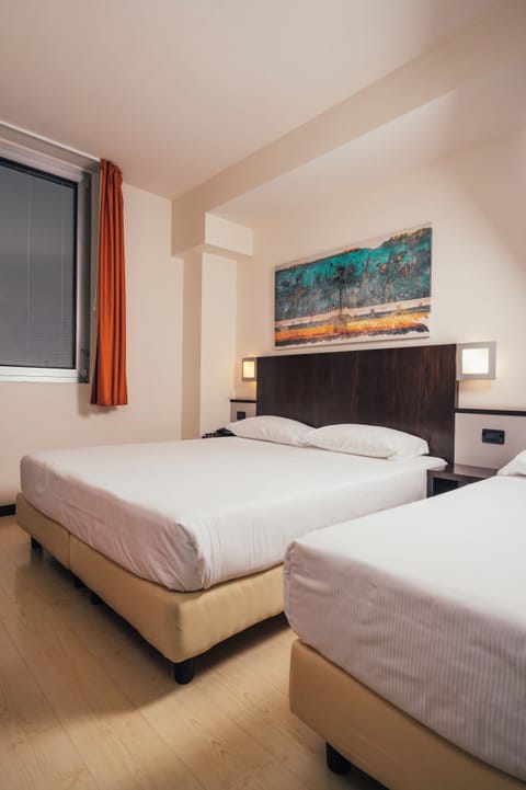 Basic Room | Minibar, in-room safe, desk, laptop workspace