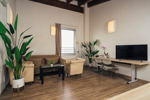 Junior Suite | Minibar, in-room safe, desk, laptop workspace