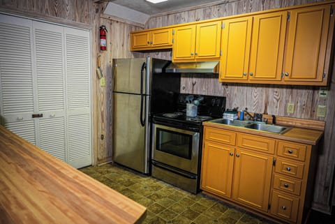 Standard Chalet | Private kitchen | Full-size fridge, microwave, oven, stovetop
