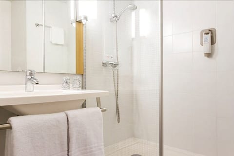 Combined shower/tub, eco-friendly toiletries, hair dryer, towels