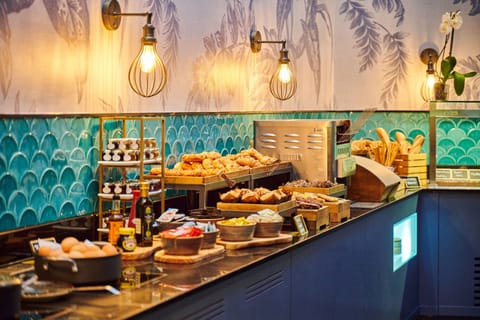 Daily buffet breakfast (GBP 17.5 per person)