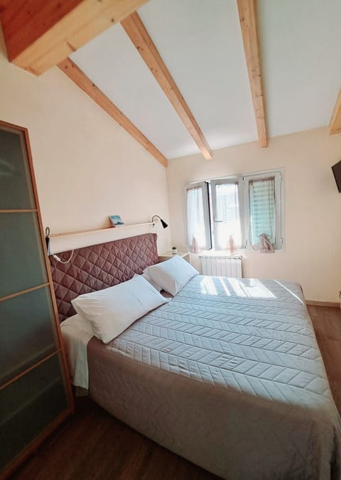 Room | Premium bedding, memory foam beds, soundproofing, free WiFi