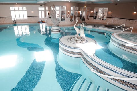 Indoor pool, sun loungers