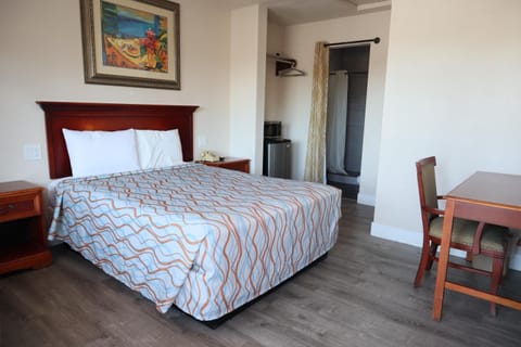 Standard Room, 1 Queen Bed | In-room safe, desk, iron/ironing board, free WiFi