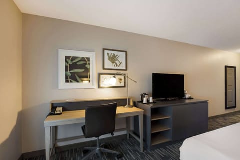 Room, 1 King Bed, Non Smoking | In-room safe, desk, iron/ironing board, free WiFi