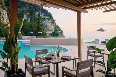 3 restaurants; breakfast, lunch, dinner, and brunch served