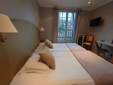 Comfort Double or Twin Room | Desk, free cribs/infant beds, free WiFi, bed sheets