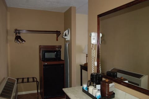 Combined shower/tub, free toiletries, towels