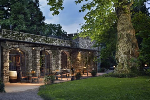 3 restaurants; lunch and dinner served