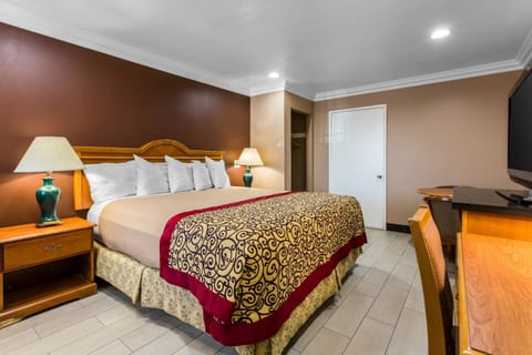 Desk, laptop workspace, iron/ironing board, free WiFi