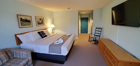 Deluxe Room, 1 King Bed, Ground Floor | Pillowtop beds, blackout drapes, soundproofing, iron/ironing board