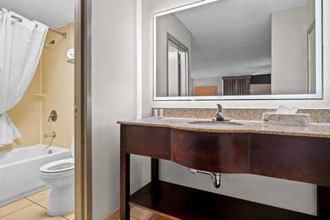 Combined shower/tub, free toiletries, hair dryer, towels