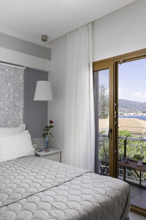 Double Room, Sea View | In-room safe, desk, rollaway beds, free WiFi