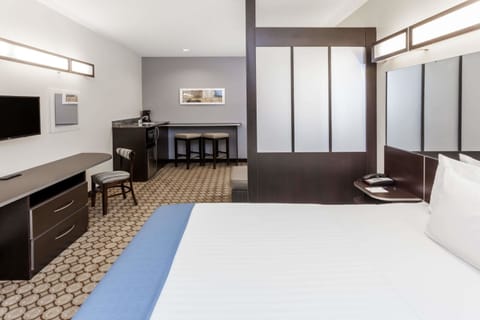 Studio Suite, 1 Queen Bed, Non Smoking | Pillowtop beds, in-room safe, desk, laptop workspace