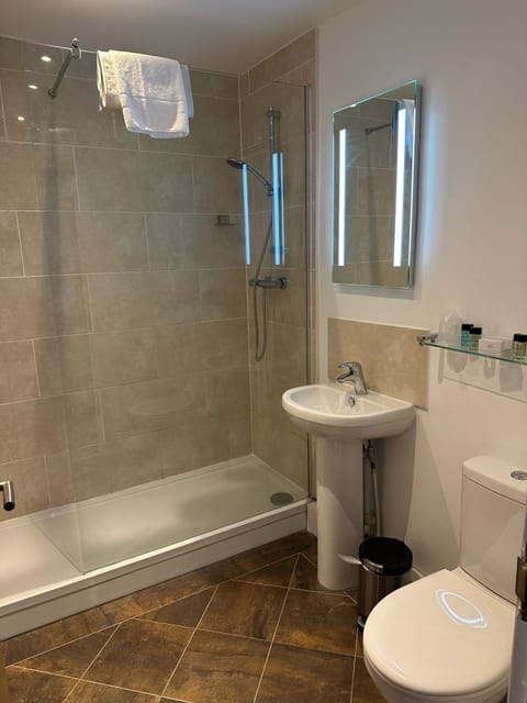 Family Room, Multiple Beds, Non Smoking | Bathroom | Shower, free toiletries, hair dryer, towels