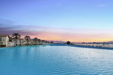 4 outdoor pools, open 10:00 AM to 7:00 PM, pool umbrellas, sun loungers