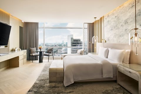 St Regis, Suite, 1 King Bed | Premium bedding, minibar, in-room safe, desk