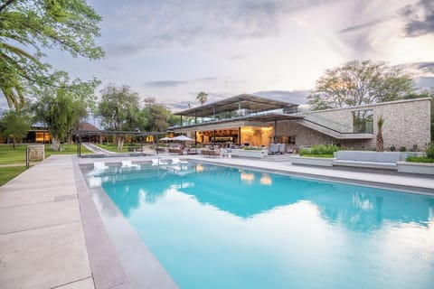 2 outdoor pools, free cabanas, pool umbrellas