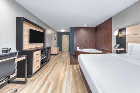 Deluxe Suite, 1 King Bed, Non Smoking | Premium bedding, desk, laptop workspace, blackout drapes