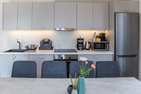 Deluxe Apartment, 4 Bedrooms, Terrace, City View | In-room dining