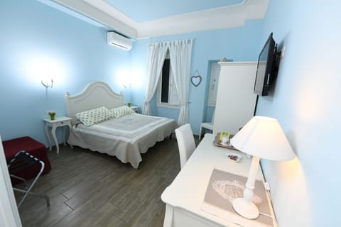 Double Room (Celeste) | Minibar, free cribs/infant beds, free WiFi, bed sheets
