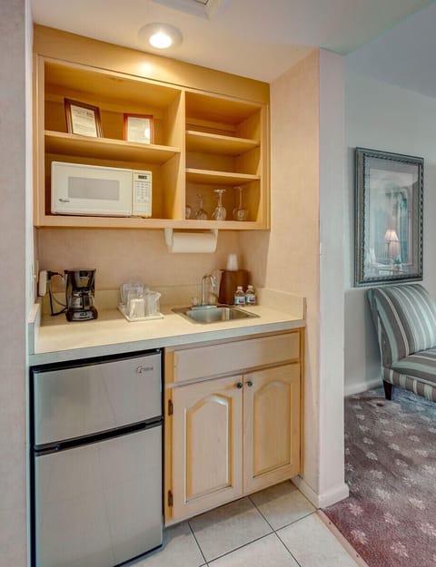 Room, 1 King Bed (River Suite 303) | Private kitchenette