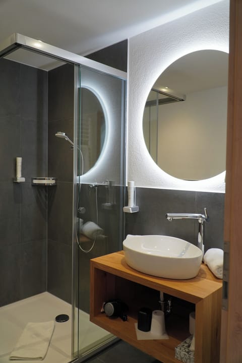 Deluxe Room | Bathroom | Shower, free toiletries, hair dryer, towels