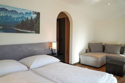 Deluxe Room | Desk, blackout drapes, free WiFi, bed sheets