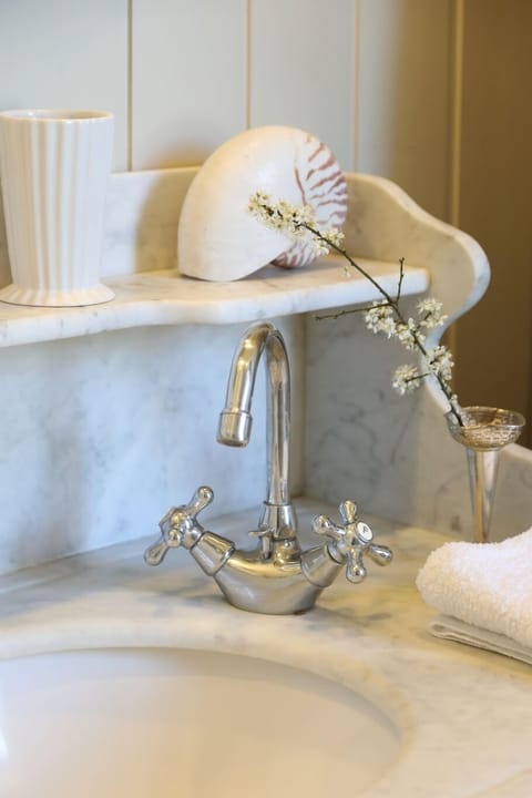 Premium Double Room, Ensuite, Park View (Chambre Passiflore) | Bathroom