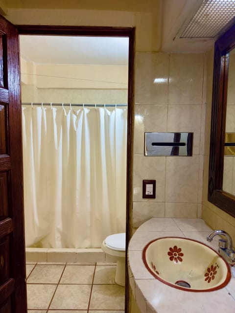 Shower, free toiletries, towels