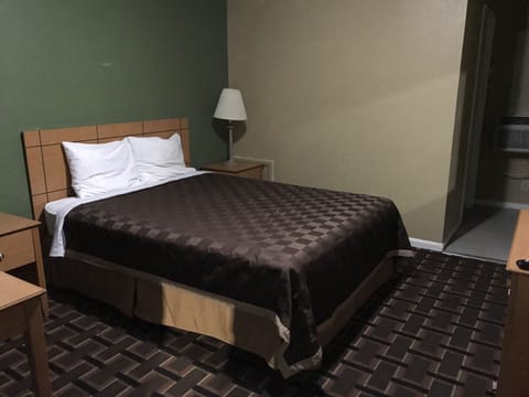 Double Room, 1 Queen Bed | Desk, rollaway beds, free WiFi, bed sheets