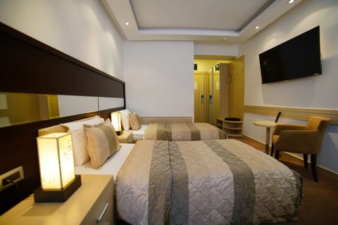 Twin Room | Minibar, in-room safe, desk, laptop workspace