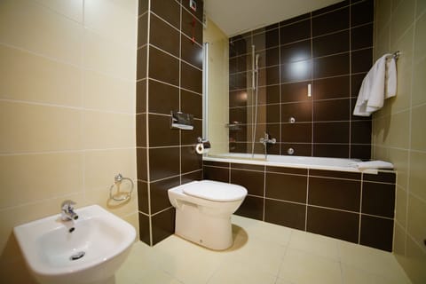 Suite | Bathroom | Shower, free toiletries, hair dryer, bathrobes