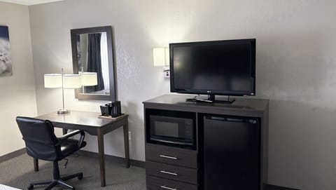 Room, 1 King Bed, Non Smoking, Refrigerator & Microwave | Desk, iron/ironing board, free WiFi, bed sheets