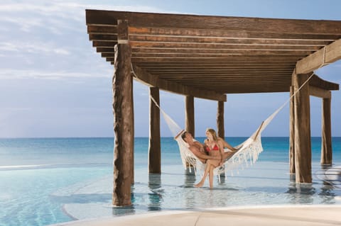 3 outdoor pools, a heated pool, open 7:00 AM to 7:00 PM, pool umbrellas